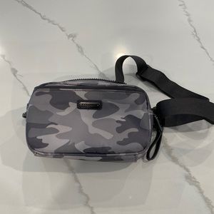 Baggalini ligh gray camo fanny pack